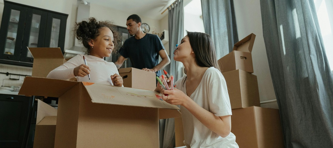 Family packing moving boxes by Cottonbro Studios from Pexels