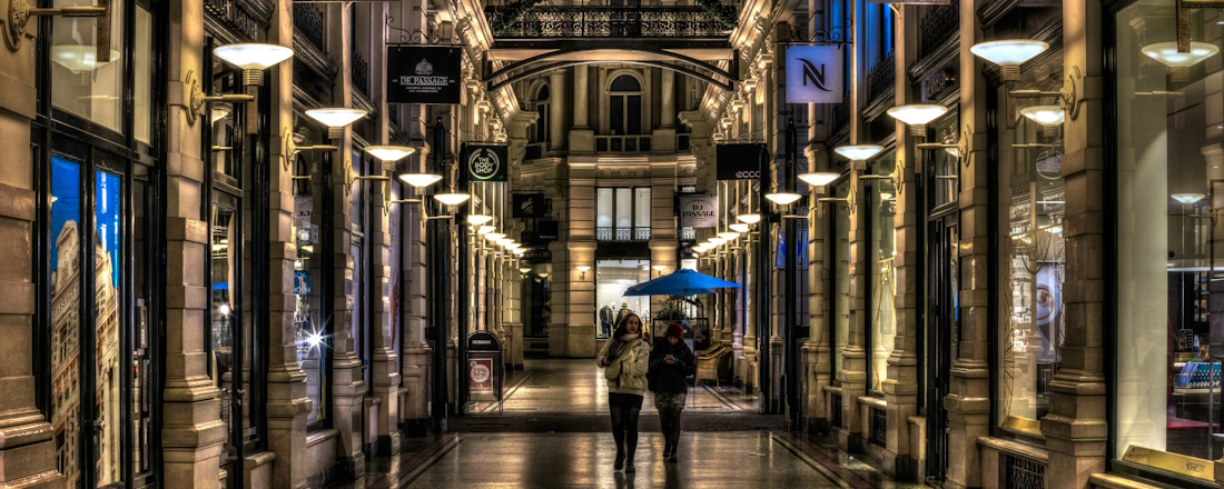 Shoppers in De Passage in The Hague by Sinus Hyperbolicus