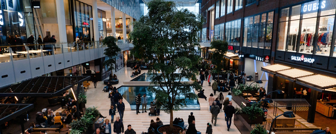 Walking around Utrecht Centraal by Kleomenis Spyroglou