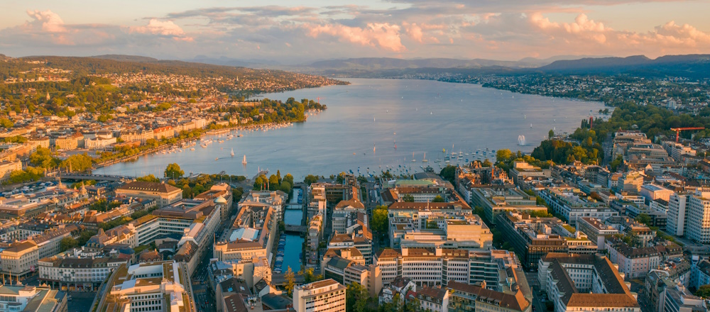 Lake Zurich by Henrique Ferreira on Unsplash