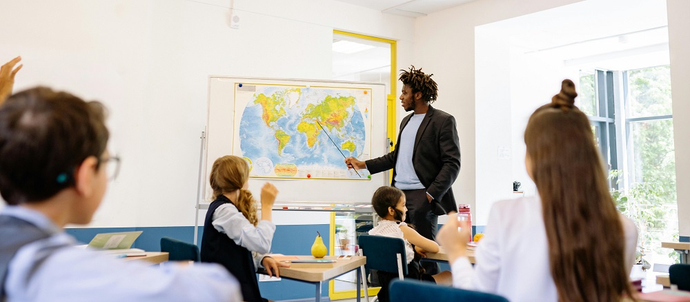 Teacher leading classroom by Yan Krukau from Pexels