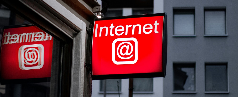 Internet Signage by Leon Seibert