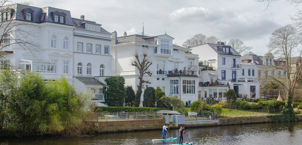 White water-facing homes in Hamburg, Germany by Phillipe Oursel