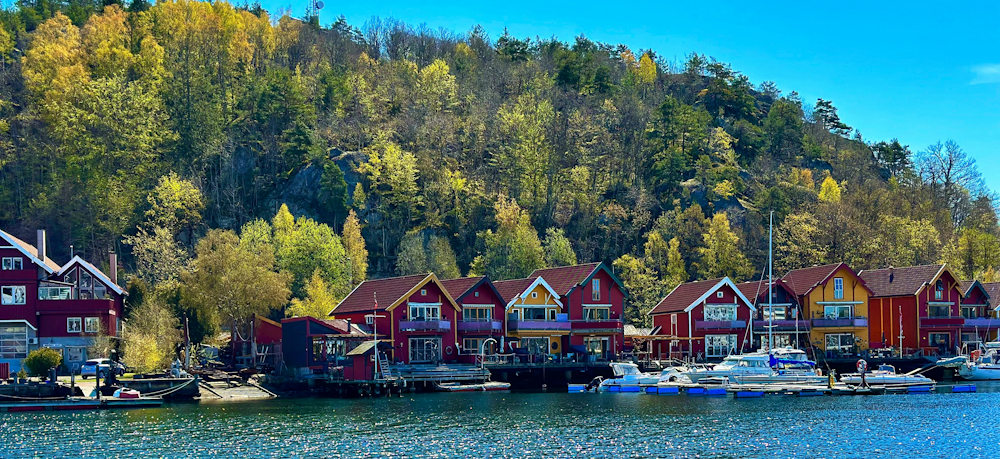 Houses on the Water in Norway by Georgy Trofimov on Unsplash