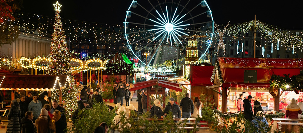 Christmas Market in Poznań, Poland, by Jakub Żerdzicki on Unsplash