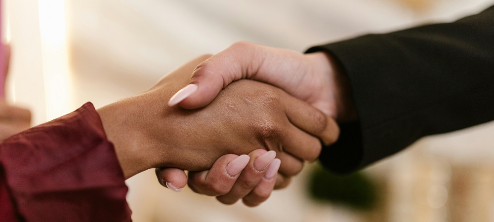 People shaking hands by RNDE Stock Project from Pexels